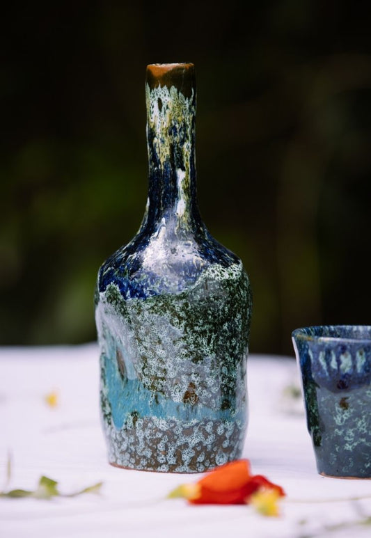 Bouteille en céramique bleu