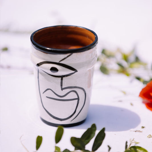 Tasse gobelet en céramique – Blanc mat & motif visage noir