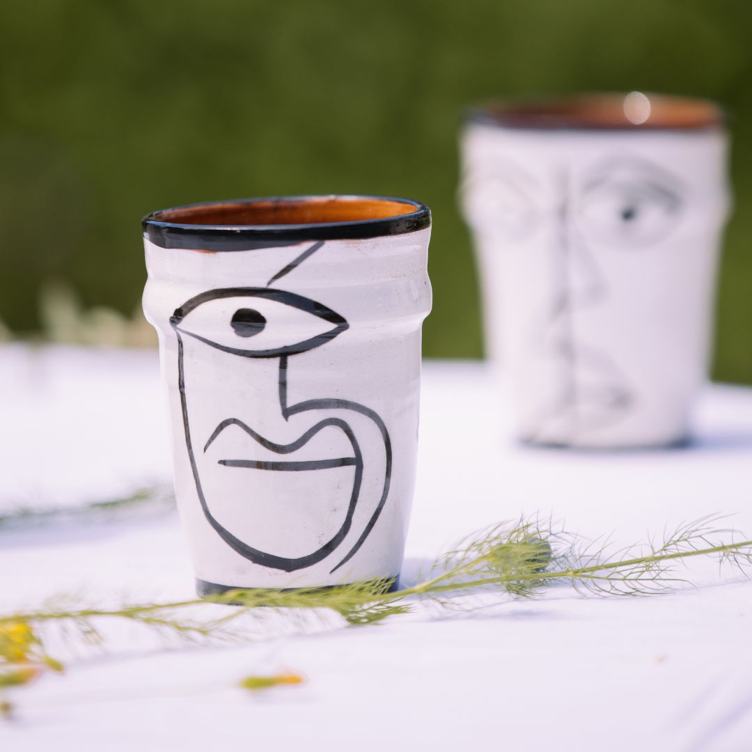 Tasse gobelet en céramique – Blanc mat & motif visage noir