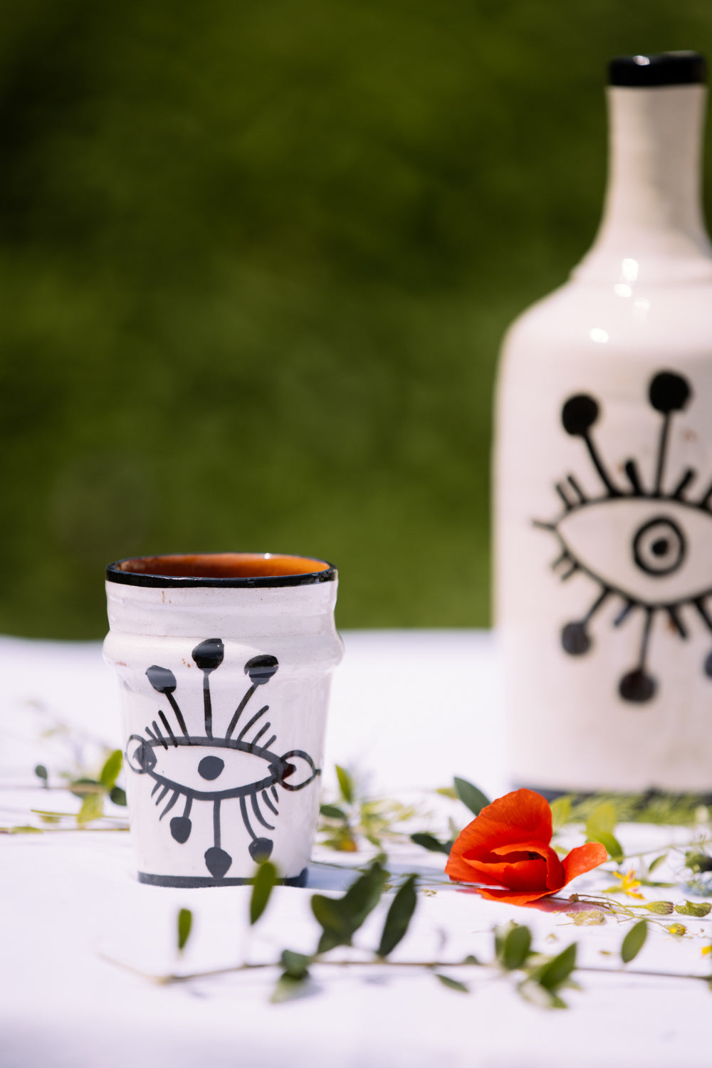 Tasse gobelet en céramique – Blanc mat & motif œil noir
