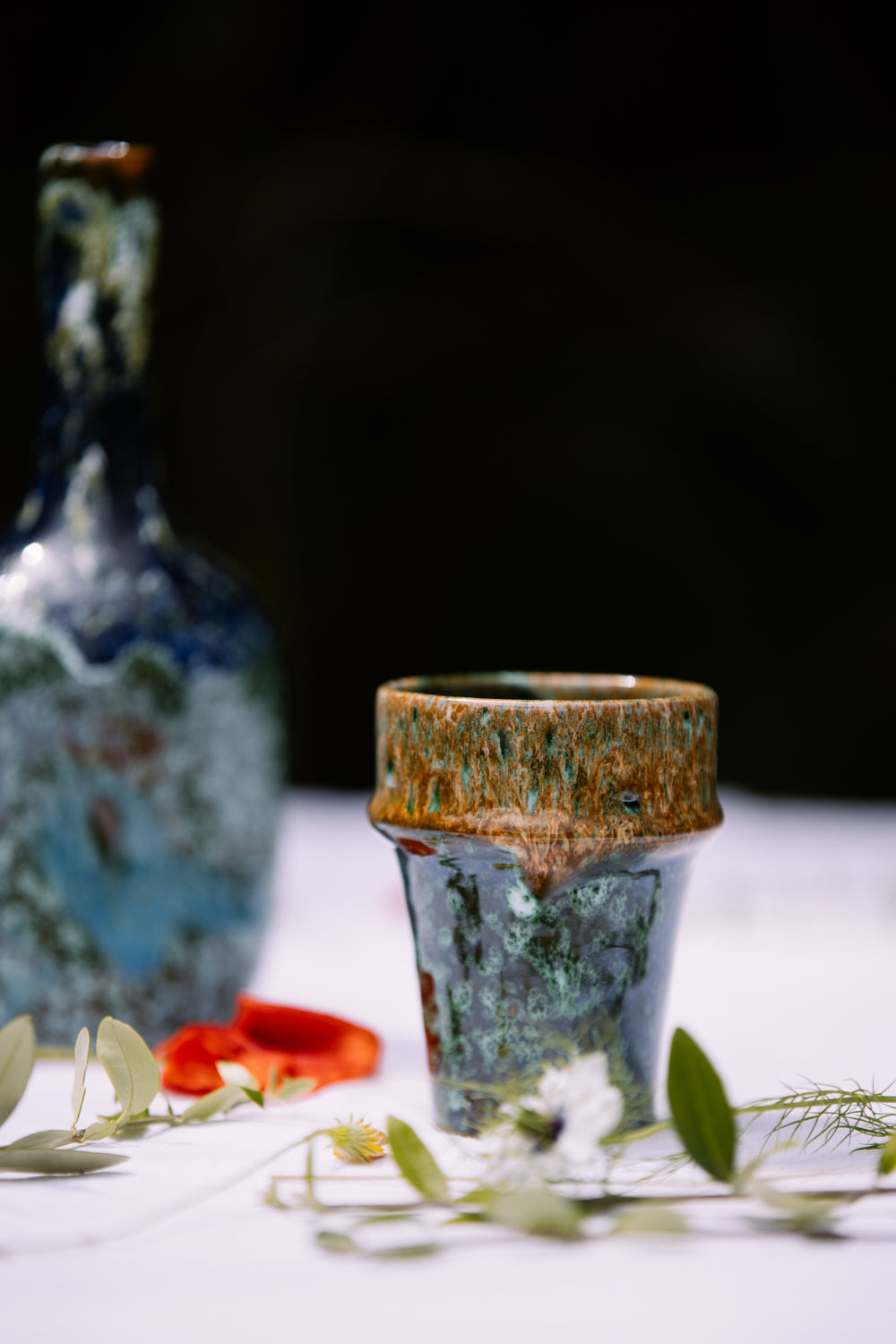 Tasse gobelet en céramique – Vert profond & rebord ocre