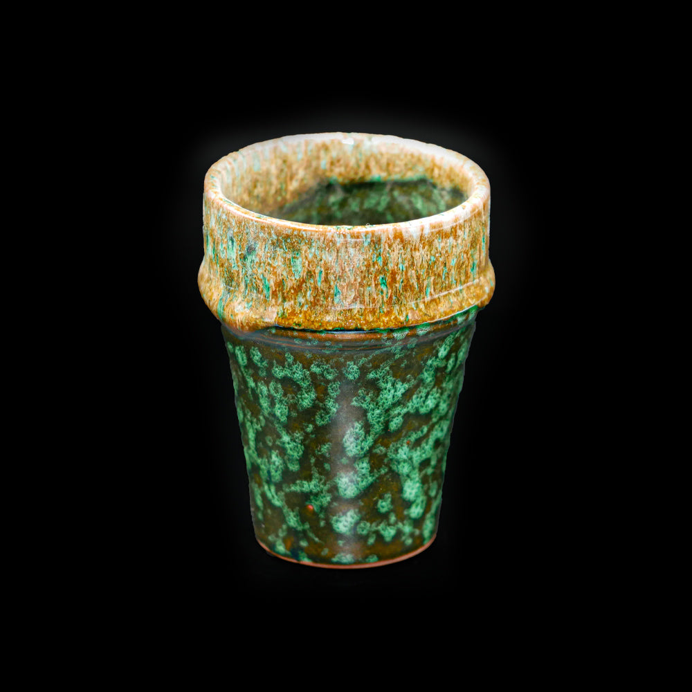 Tasse gobelet en céramique – Vert profond & rebord ocre