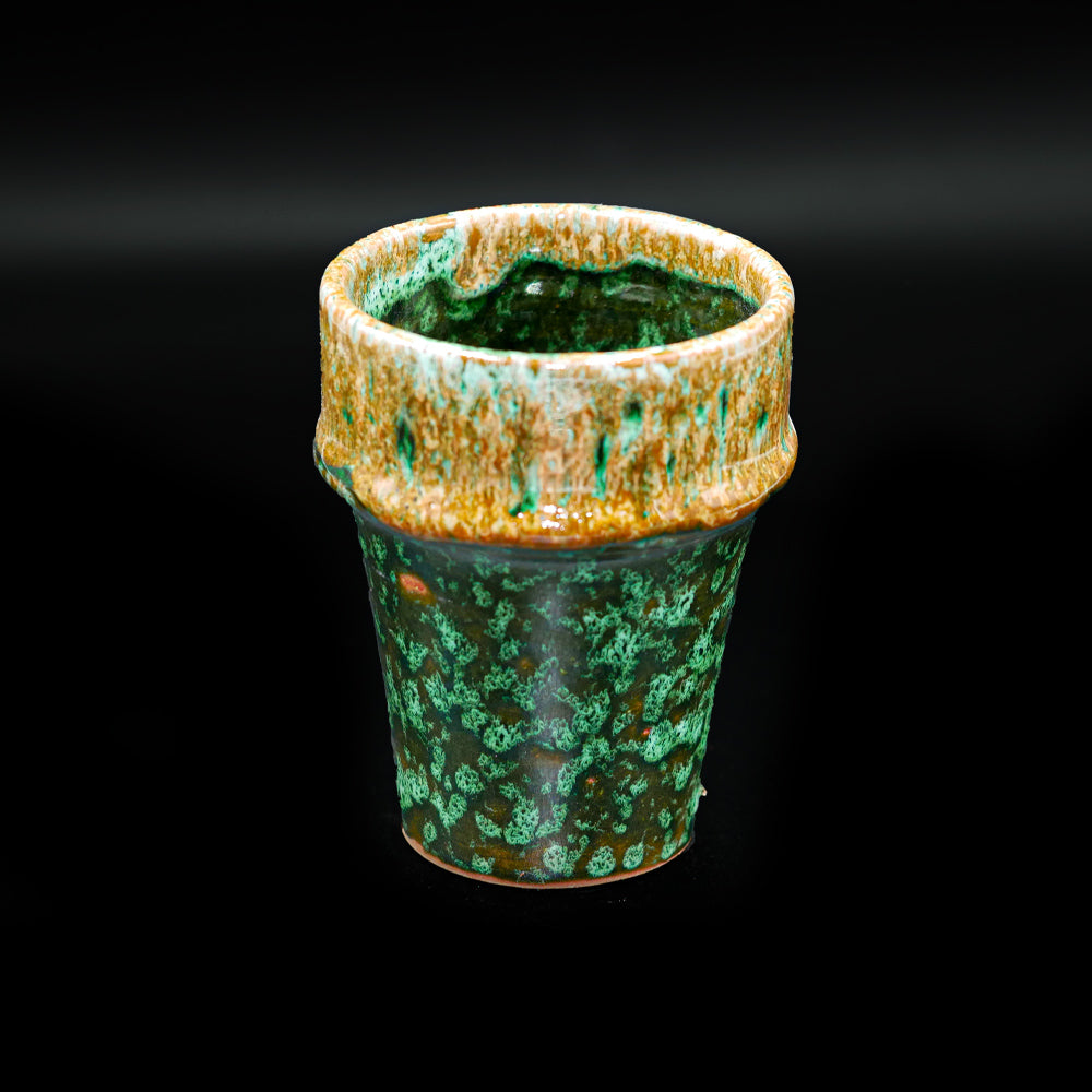 Tasse gobelet en céramique – Vert profond & rebord ocre