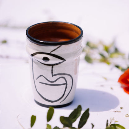 Tasse gobelet en céramique – Blanc mat & motif visage noir