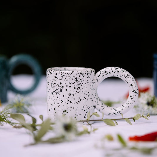 Tasse en céramique avec anse ronde – Émail blanc brillant