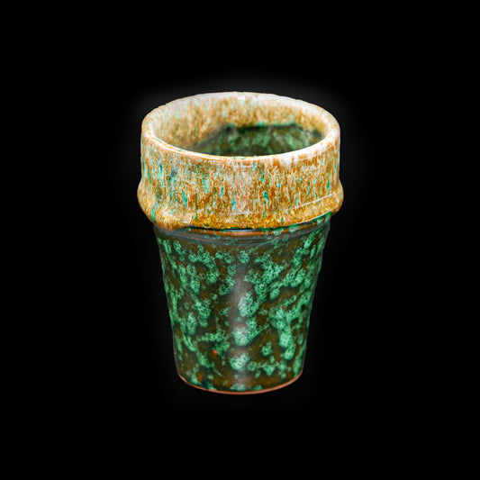 Tasse gobelet en céramique – Vert profond &amp; rebord ocre