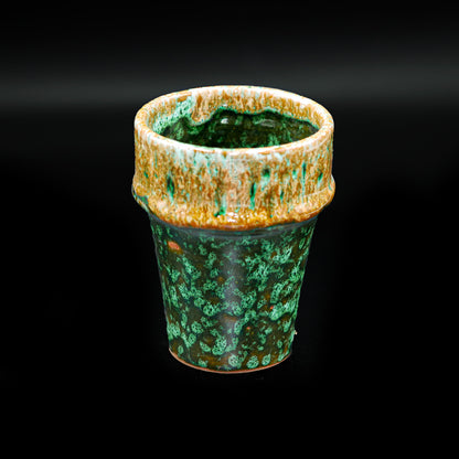 Tasse gobelet en céramique – Vert profond &amp; rebord ocre