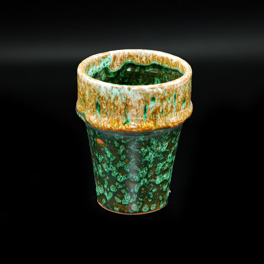 Tasse gobelet en céramique – Vert profond &amp; rebord ocre