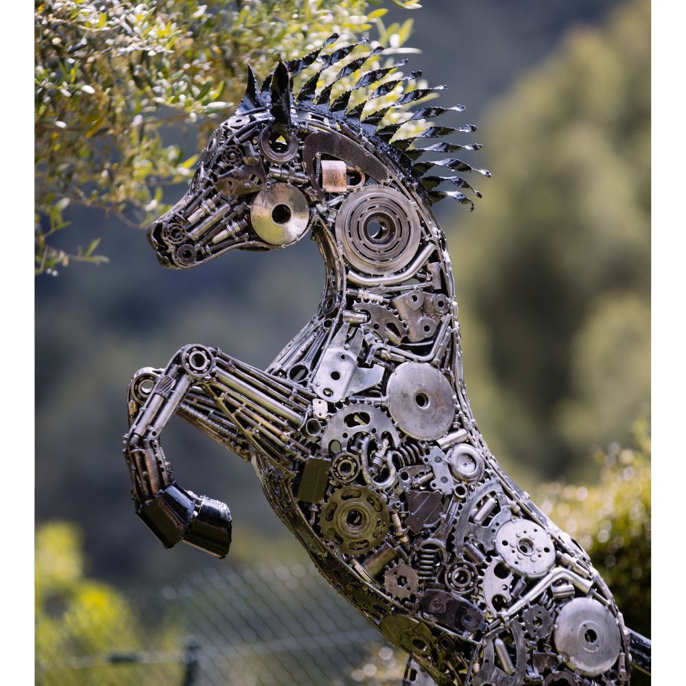 Statue cheval cabré en métal recyclé